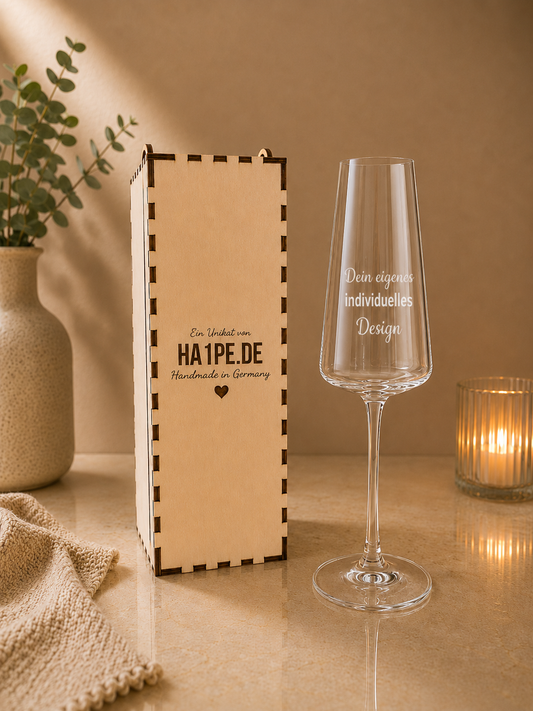 Geschenkbox mit Sektglas und individuell personalisierter Gravur von oben