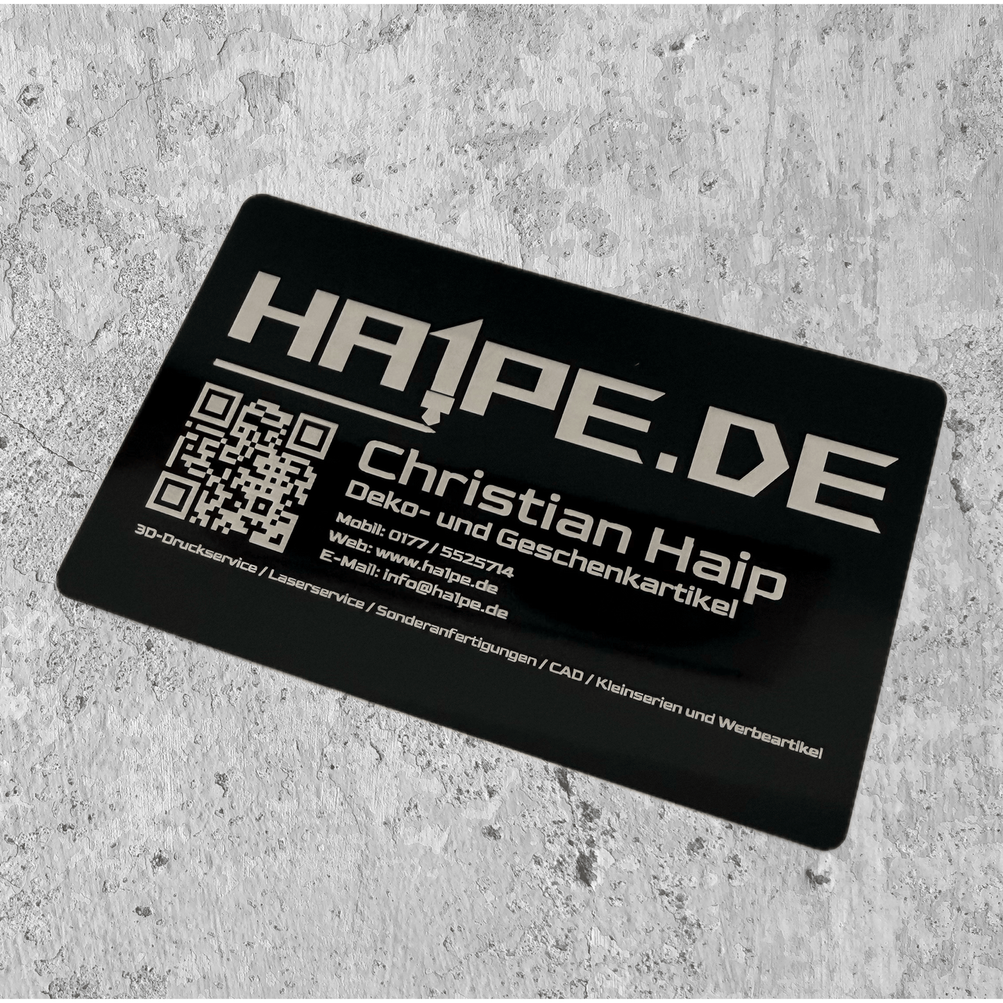Metall-Visitenkarte mit individueller Lasergravur von Ha1pe.de, glänzende Oberfläche und personalisierte Gestaltung sichtbar.