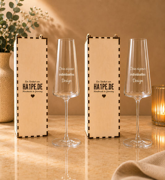 Zwei gravierte Sektgläser im edlen Geschenkset – personalisiertes Geschenk zum runden Geburtstag von Ha1pe.de