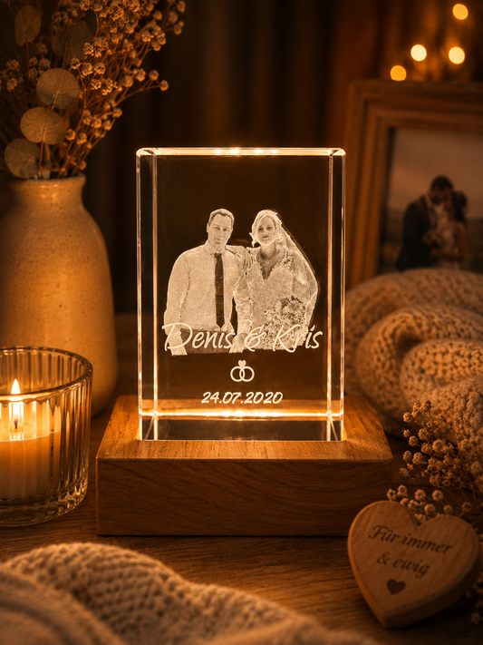 3D-Fotogravur in Kristall mit personalisiertem Foto eines Paares auf beleuchtetem LED-Holzsockel