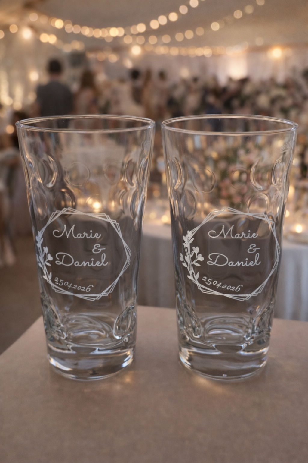 Dubbegläser für das Brautpaar - Ein einzigartiges Geschenk das nicht vergessen wird. Personalisierbar mit Namen und Daten
