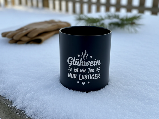 Metallbecher mit graviertem Spruch. Glühwein ist wie Tee nur lustiger