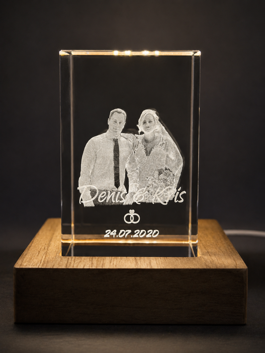 Kristall 3D Gravur personalisiert mit Foto, Namen und Datum von vorne