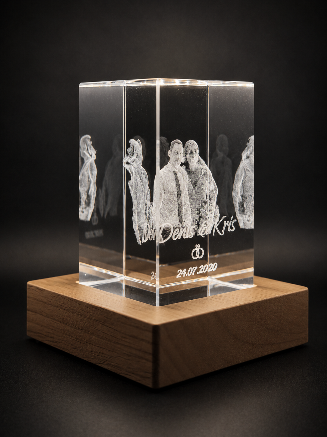 Kristall 3D Gravur personalisiert mit Foto, Namen und Datum von links vorne mit LED Holz Sockel