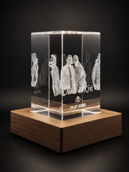 Kristall 3D Gravur personalisiert mit Foto, Namen und Datum von links vorne mit LED Holz Sockel