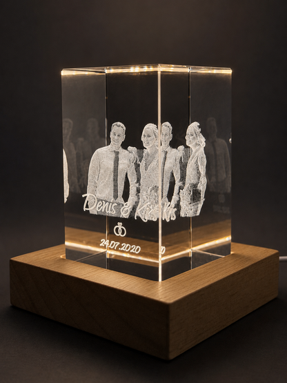 Kristall 3D Gravur personalisiert mit Foto, Namen und Datum von rechts vorne mit LED Holz Sockel