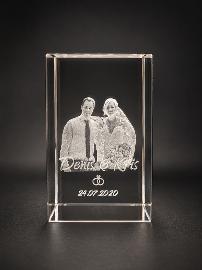 Kristall 3D Gravur personalisiert mit Foto, Namen und Datum von vorne