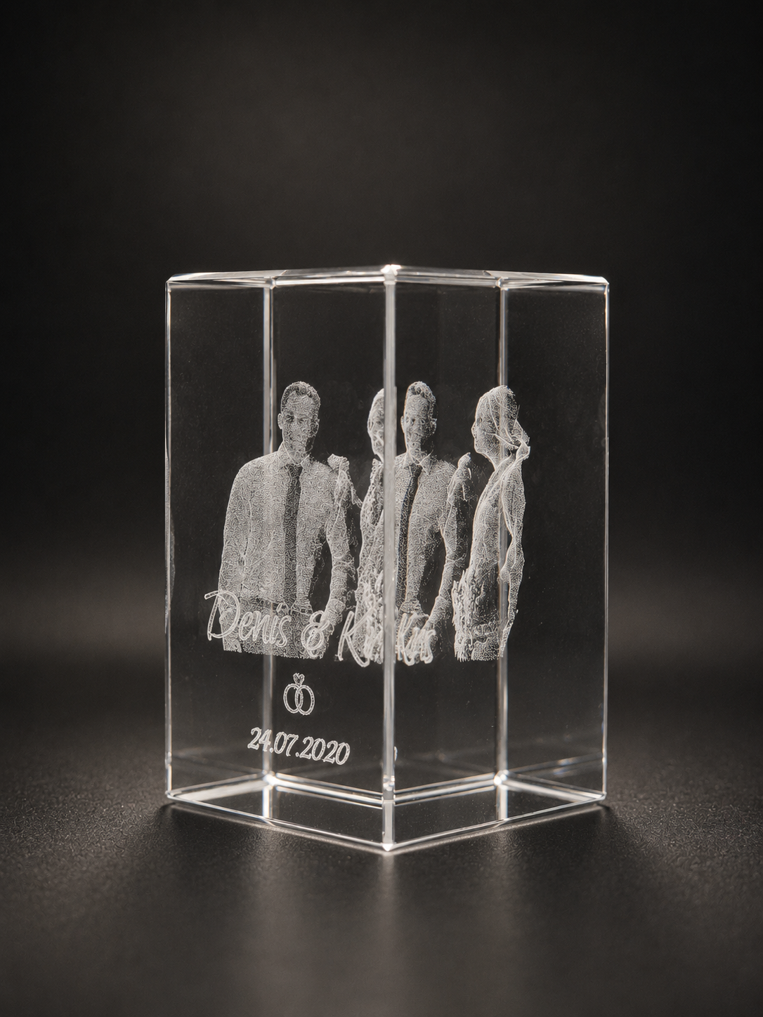 Kristall 3D Gravur personalisiert mit Foto, Namen und Datum von rechts vorne