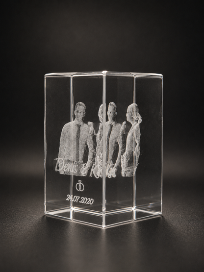 Kristall 3D Gravur personalisiert mit Foto, Namen und Datum von rechts vorne