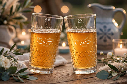 Zwei Apfelweingläser zur Hochzeit mit Infinity-Gravur, Namen und Datum – Rastal 2er-Set