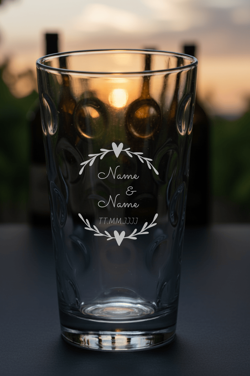 Dubbeglas mit personalisierter Gravur. Spülmaschinenfeste Lasergravur - Bogen mit Herz mit Namen und Datum