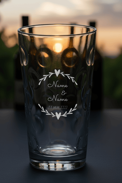 Dubbeglas mit personalisierter Gravur. Spülmaschinenfeste Lasergravur - Bogen mit Herz mit Namen und Datum