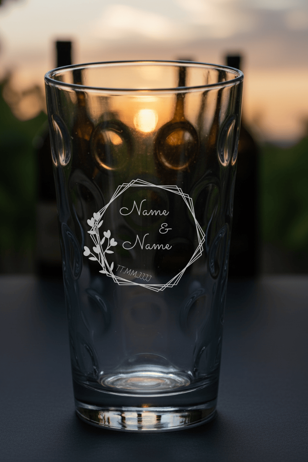 Dubbeglas mit personalisierter Gravur. Spülmaschinenfeste Lasergravur - Fünfeck mit Blumen mit Namen und Datum