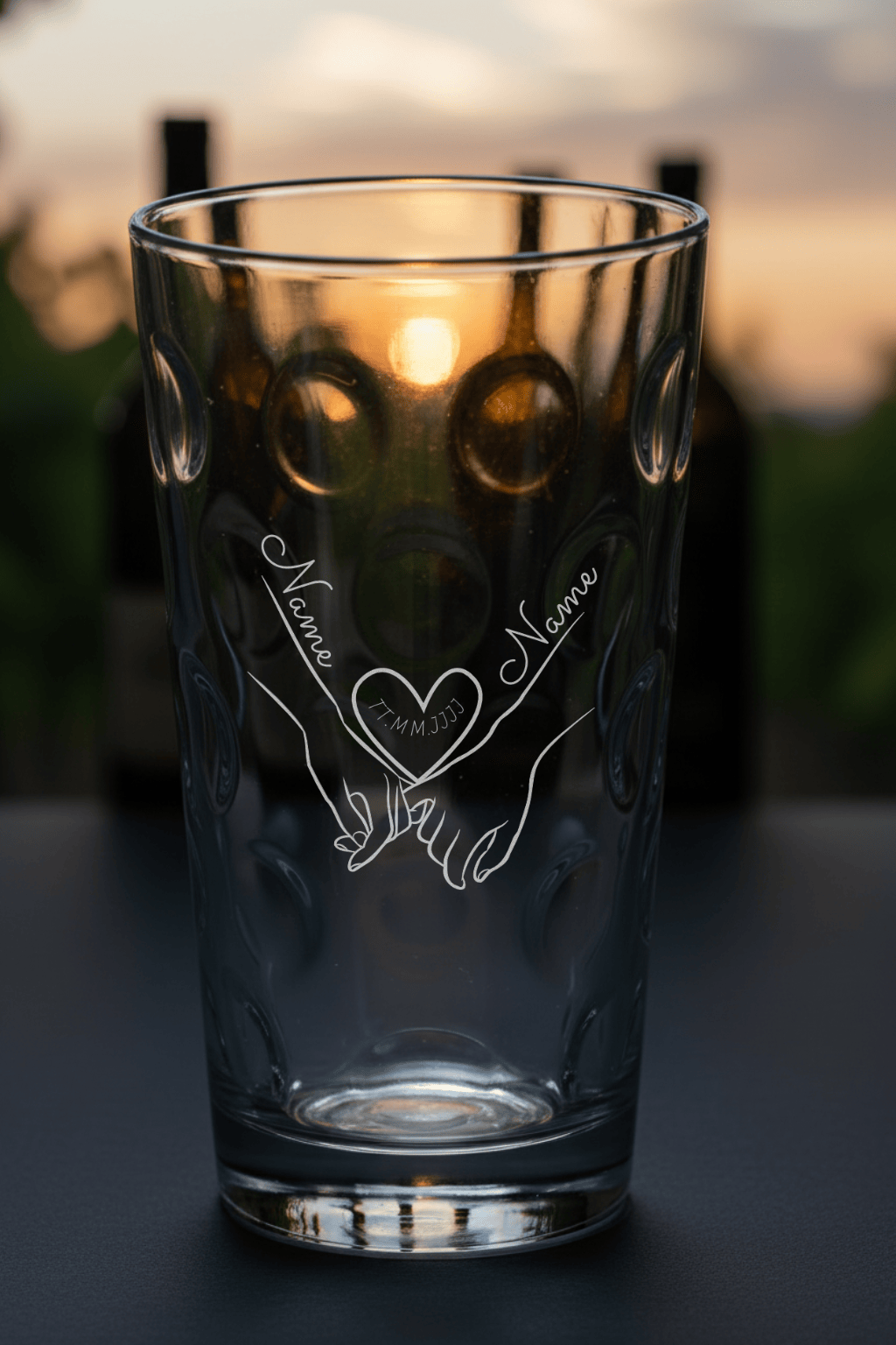 Dubbeglas mit personalisierter Gravur. Spülmaschinenfeste Lasergravur - Hände mit Herz mit Namen und Datum