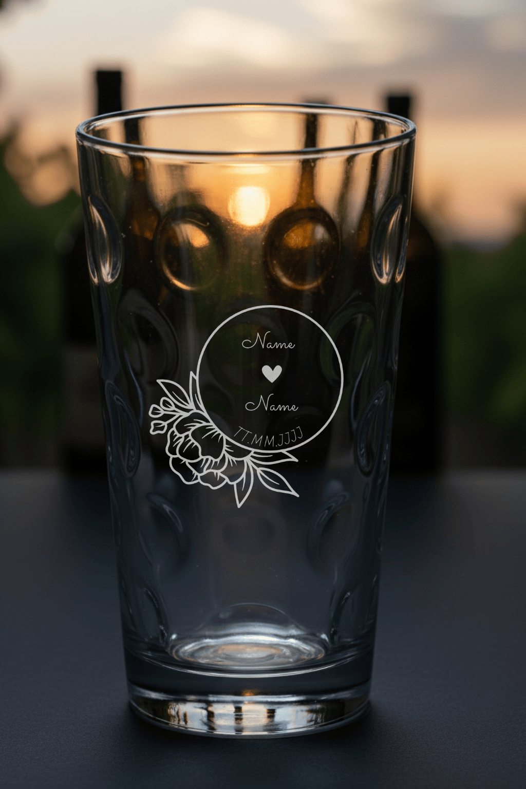 Dubbeglas mit personalisierter Gravur. Spülmaschinenfeste Lasergravur - Kreis mit Blumen mit Namen und Datum