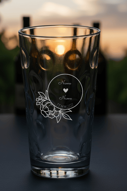 Dubbeglas mit personalisierter Gravur. Spülmaschinenfeste Lasergravur - Kreis mit Blumen mit Namen und Datum