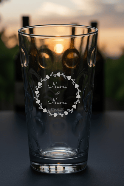 Dubbeglas mit personalisierter Gravur. Spülmaschinenfeste Lasergravur - Kreis mit Herzen mit Namen und Datum