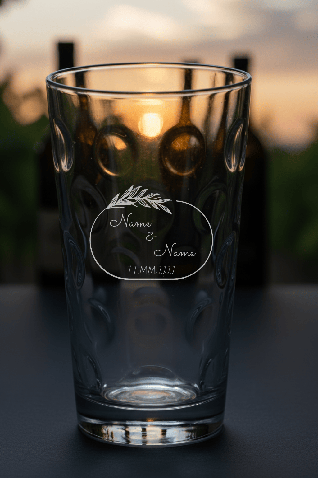 Dubbeglas mit personalisierter Gravur. Spülmaschinenfeste Lasergravur - Oval mit Blättern mit Namen und Datum