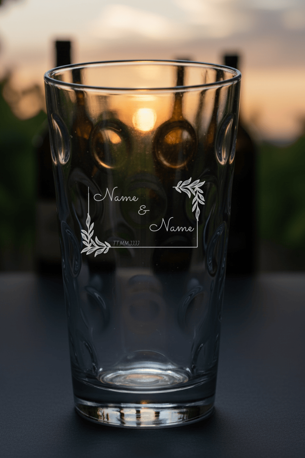 Dubbeglas mit personalisierter Gravur. Spülmaschinenfeste Lasergravur -Viereck mit Blättern mit Namen und Datum