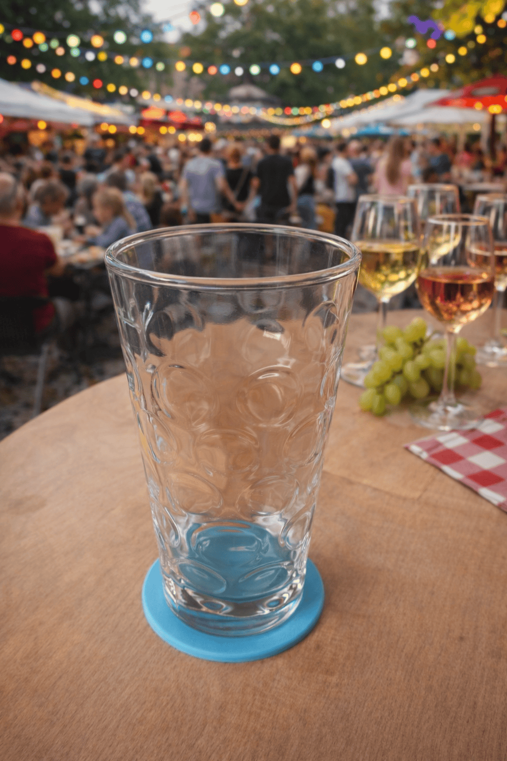 Dubbeglas Untersetzer in Action. Mit personalisierbarem Namen