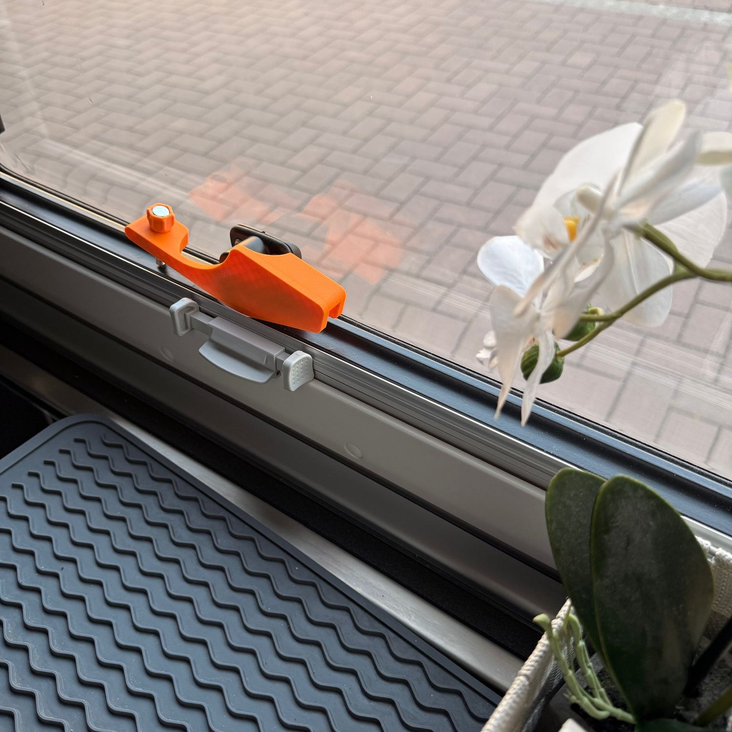 Fenstersicherung für Wohnmobil und Wohnwagen, Sicherheitsriegel von Ha1pe.de, schützt vor unbefugtem Öffnen.