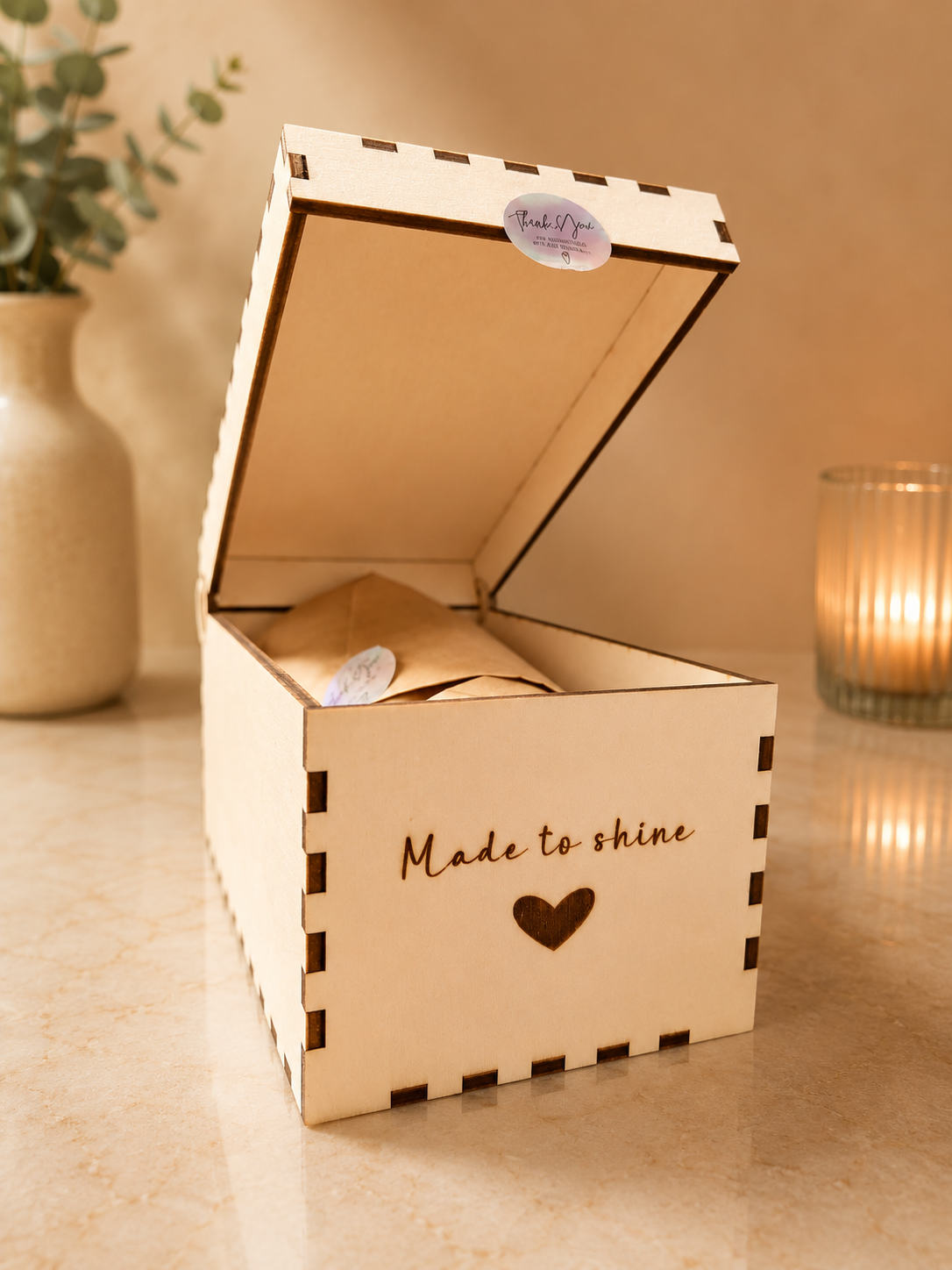 Holz-Geschenkbox mit Gravur geöffnet mit zwei gravierten Böckling Dubbegläsern | Ha1pe.de