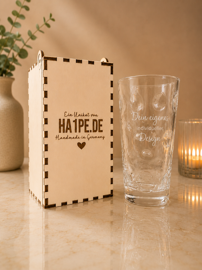 Personalisierte Holz-Geschenkbox mit Gravur für Dubbegläser – Ansicht von oben, verschlossen | Ha1pe.de