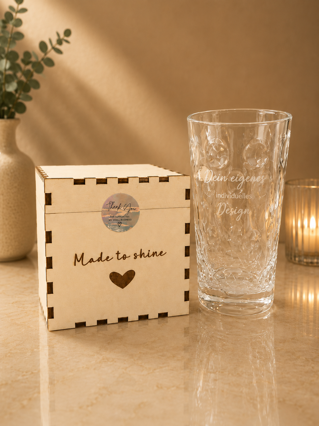 Personalisierte Holz-Geschenkbox mit Gravur für Dubbegläser – Frontansicht, verschlossen | Ha1pe.de