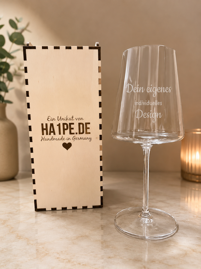 Personalisierte Holz-Geschenkbox mit Gravur für Rotweingläser – Ansicht von oben, verschlossen | Ha1pe.de