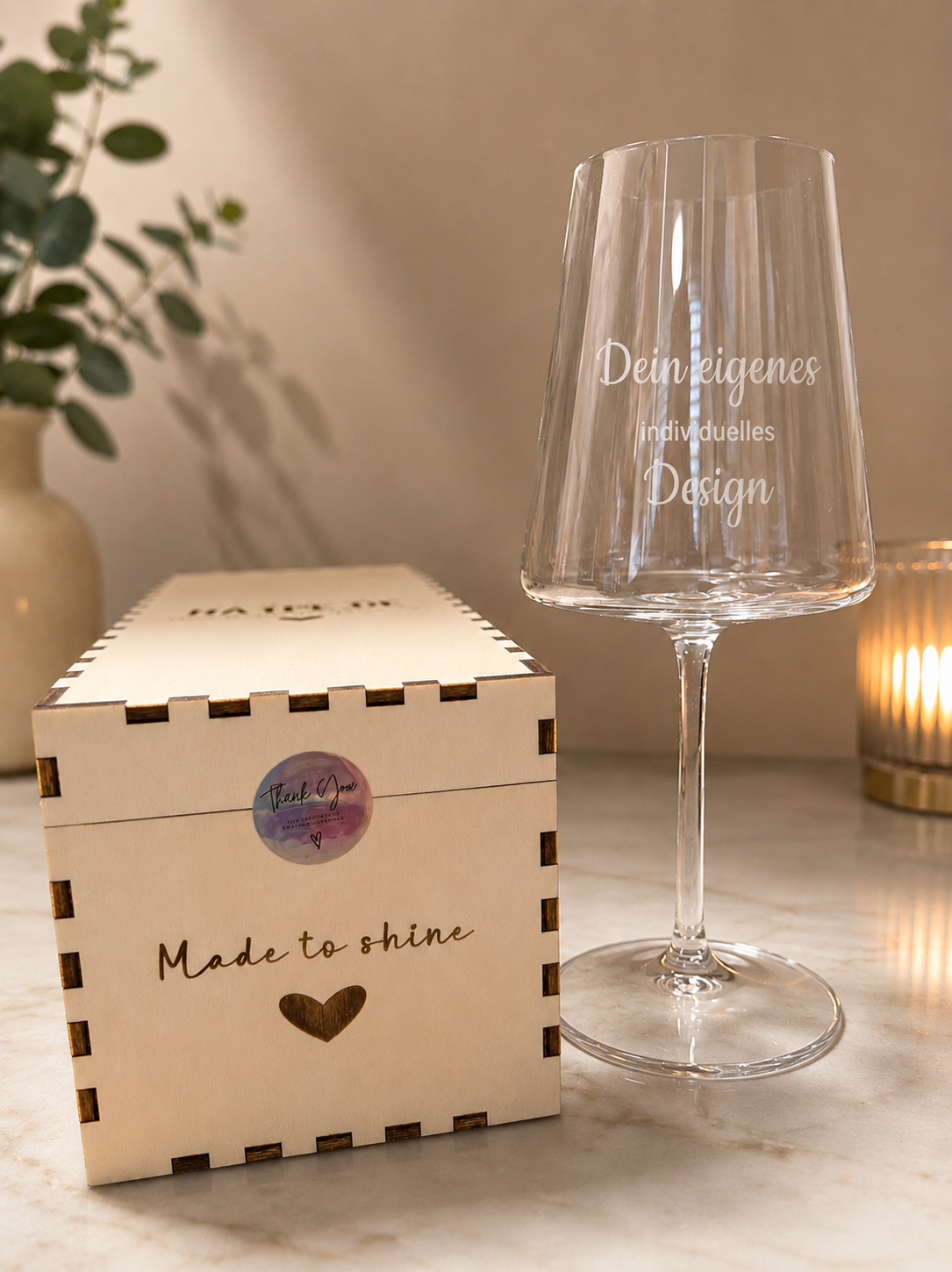 Personalisierte Holz-Geschenkbox mit Gravur für Rotweingläser – Frontansicht, verschlossen | Ha1pe.de