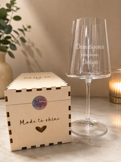 Personalisierte Holz-Geschenkbox mit Gravur für Rotweingläser – Frontansicht, verschlossen | Ha1pe.de