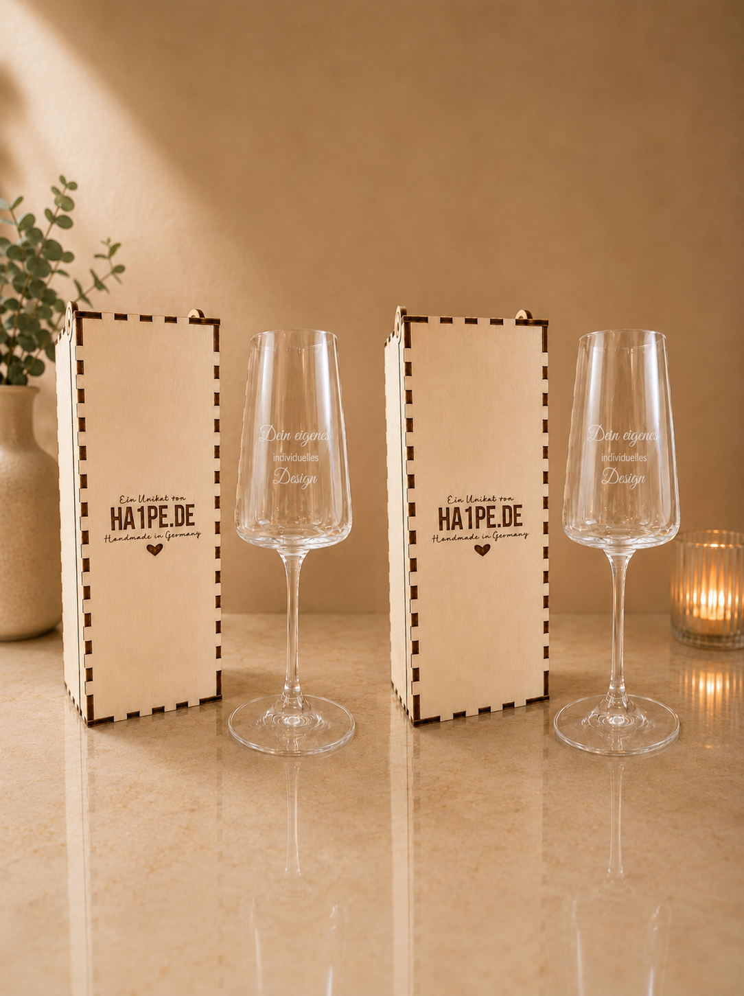 Geschenkset mit zwei gravierten Stölzle Lausitz Sektgläsern in personalisierter Holzbox | Ha1pe.de