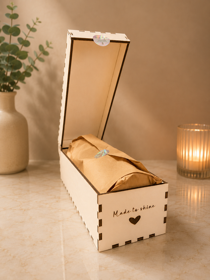 Holz-Geschenkbox mit Gravur geöffnet mit zwei gravierten Stölzle Lausitz Sektgläsern | Ha1pe.de