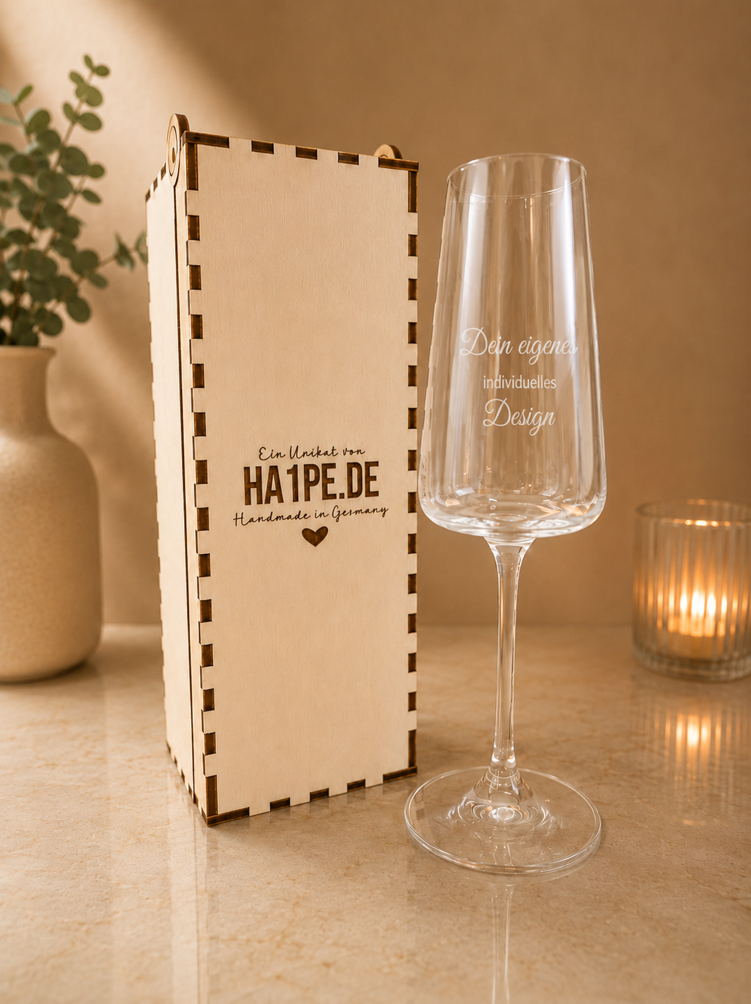 Personalisierte Holz-Geschenkbox mit Gravur für Sektgläser – Ansicht von oben, verschlossen | Ha1pe.de