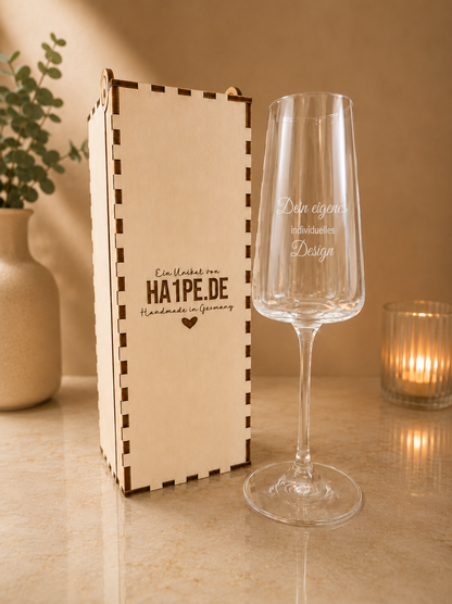 Personalisierte Holz-Geschenkbox mit Gravur für Sektgläser – Ansicht von oben, verschlossen | Ha1pe.de