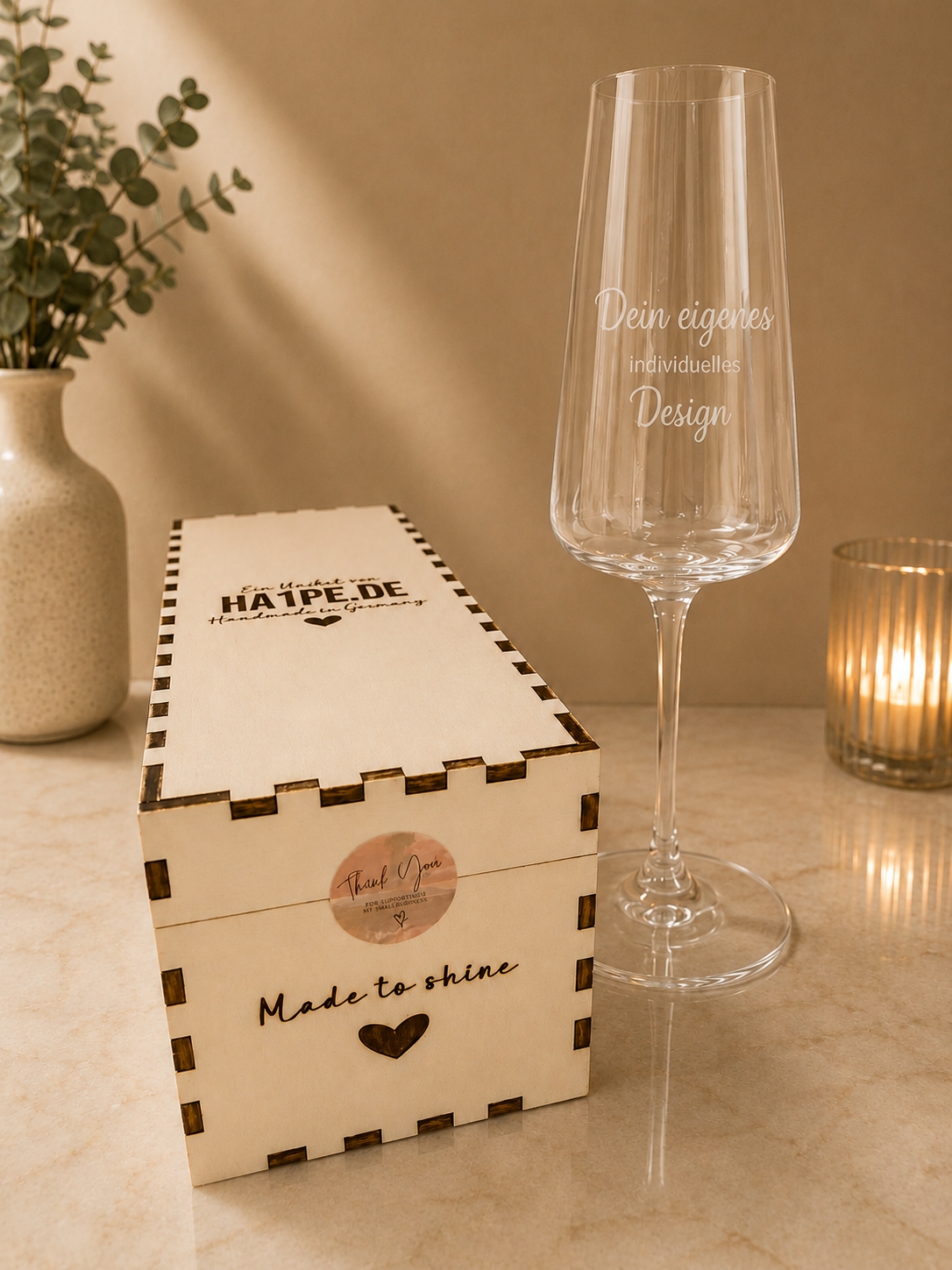 Personalisierte Holz-Geschenkbox mit Gravur für Sektgläser – Frontansicht, verschlossen | Ha1pe.de