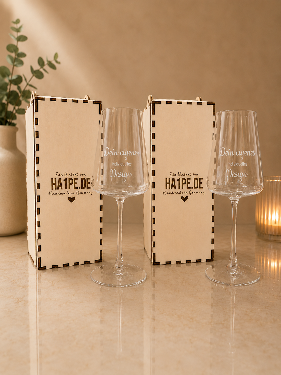Geschenkset mit zwei gravierten Stölzle Lausitz Weißweingläsern in personalisierter Holzbox | Ha1pe.de