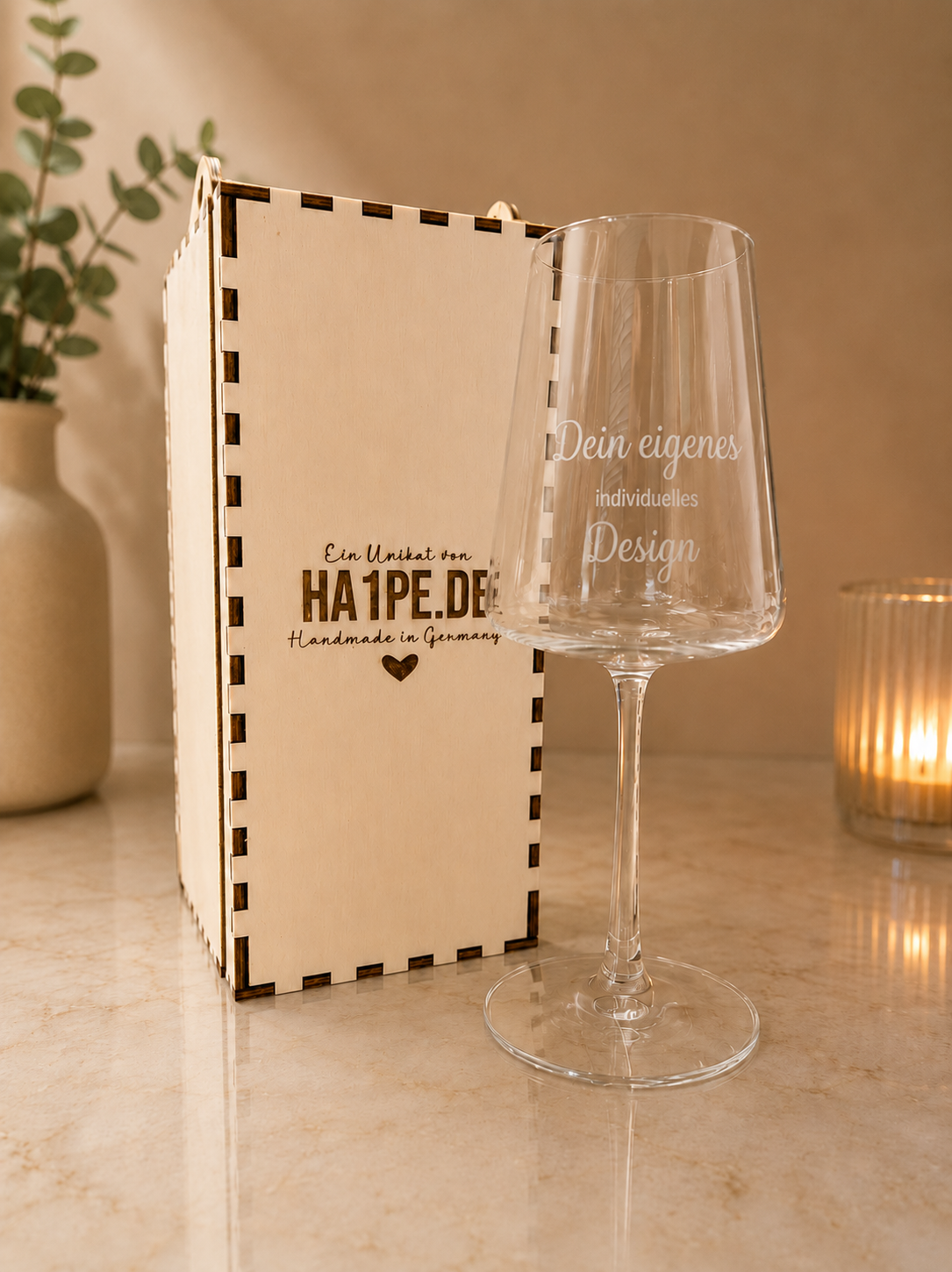 Personalisierte Holz-Geschenkbox mit Gravur für Weißweingläser – Ansicht von oben, verschlossen | Ha1pe.de