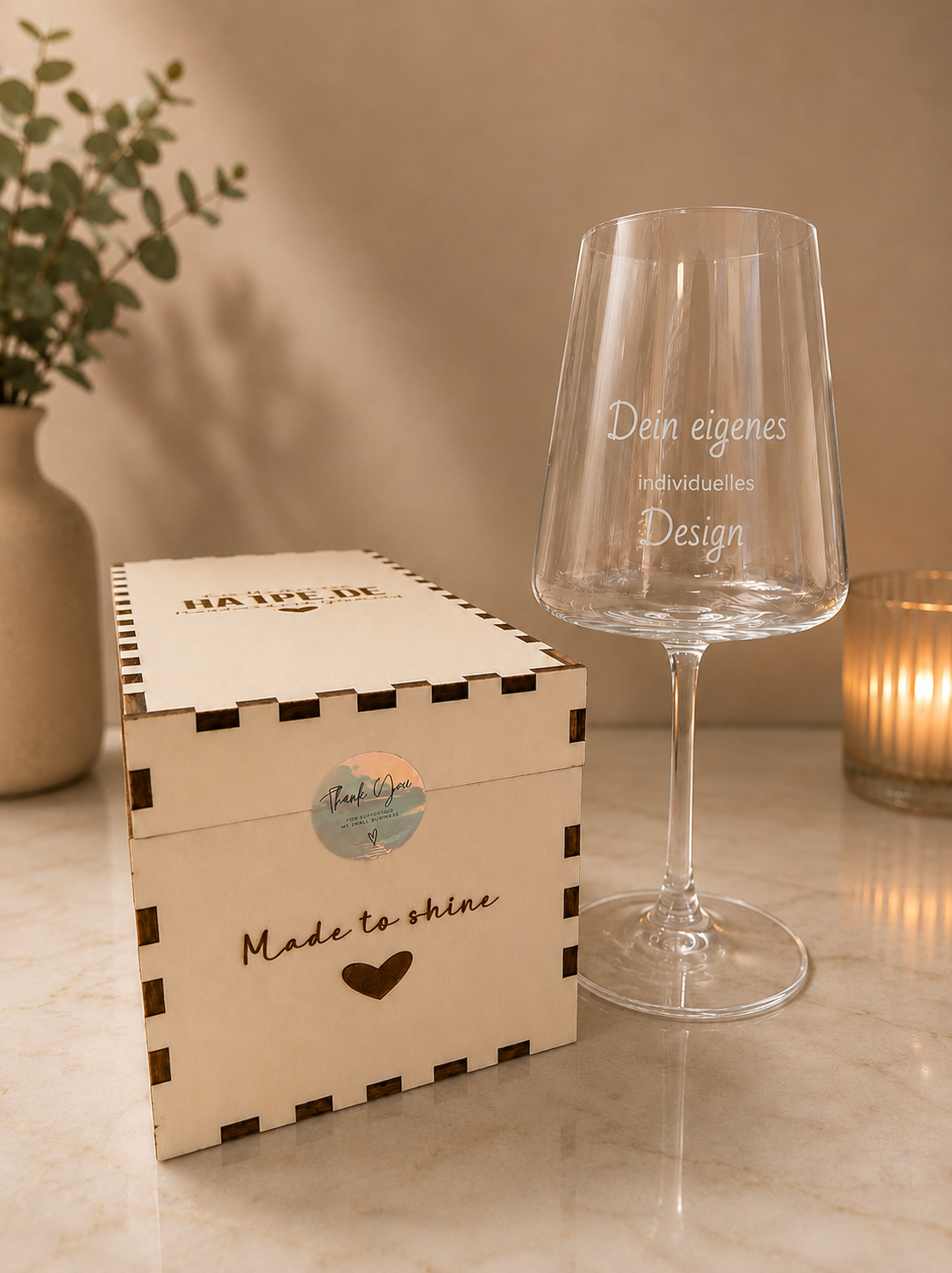 Personalisierte Holz-Geschenkbox mit Gravur für Weißweingläser – Frontansicht, verschlossen | Ha1pe.de