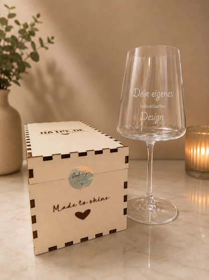 Personalisierte Holz-Geschenkbox mit Gravur für Weißweingläser – Frontansicht, verschlossen | Ha1pe.de