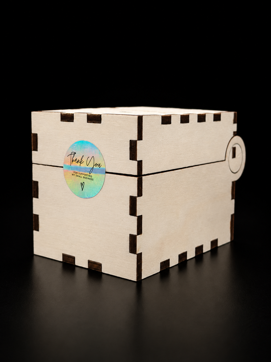 Geschenkbox für Kristall von vorne geschlossen und versiegelt.