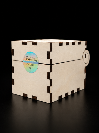 Geschenkbox für Kristall von vorne geschlossen und versiegelt.