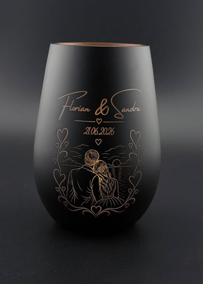 Hochzeitswindlicht mit Namen und Datum – schwarzes Glas mit Bronze-Gravur, beleuchtet bei Tageslicht