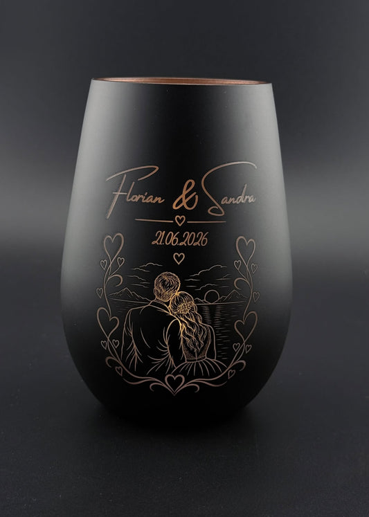 Hochzeitswindlicht mit Namen und Datum – schwarzes Glas mit Bronze-Gravur, beleuchtet bei Tageslicht