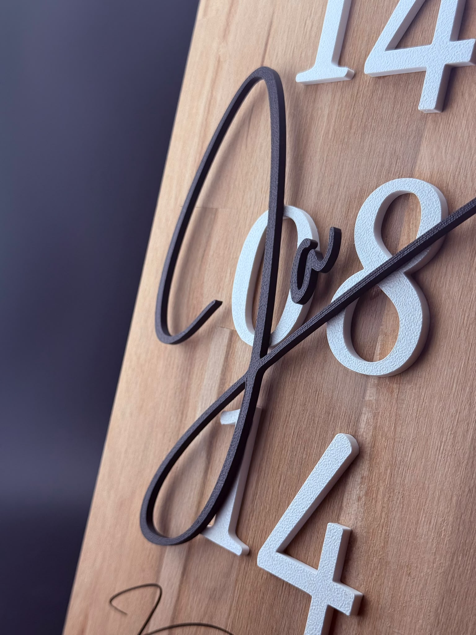 Personalisiertes Holz-Hochzeitsgeschenk mit 3D-Hochzeitsdatum und schwarzem Ja, Detailansicht schräg von rechts