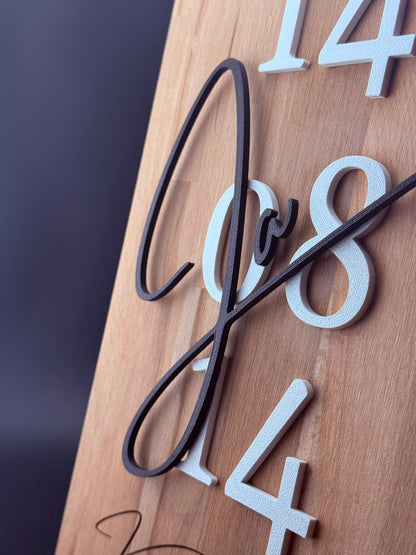 Personalisiertes Holz-Hochzeitsgeschenk mit 3D-Hochzeitsdatum und schwarzem Ja, Detailansicht schräg von rechts