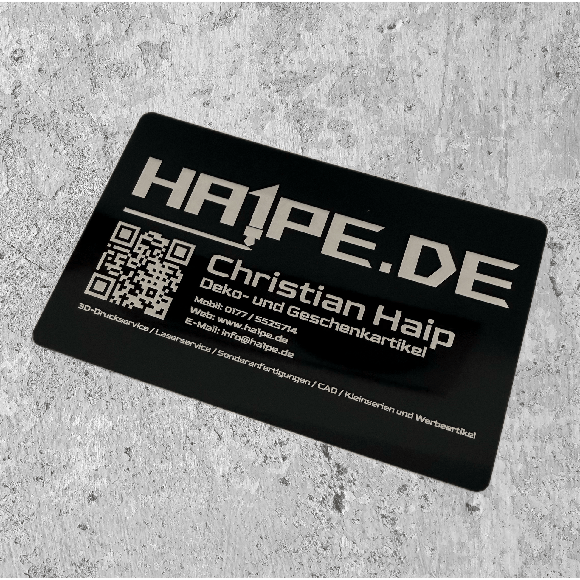 Metall-Visitenkarte mit individueller Lasergravur von Ha1pe.de, glänzende Oberfläche und personalisierte Gestaltung sichtbar.