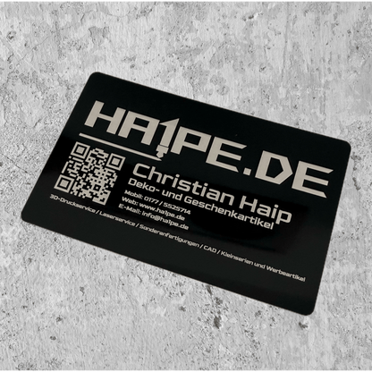 Metall-Visitenkarte mit individueller Lasergravur von Ha1pe.de, glänzende Oberfläche und personalisierte Gestaltung sichtbar.