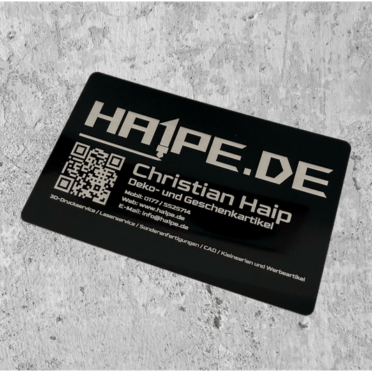 Metall-Visitenkarte mit individueller Lasergravur von Ha1pe.de, glänzende Oberfläche und personalisierte Gestaltung sichtbar.