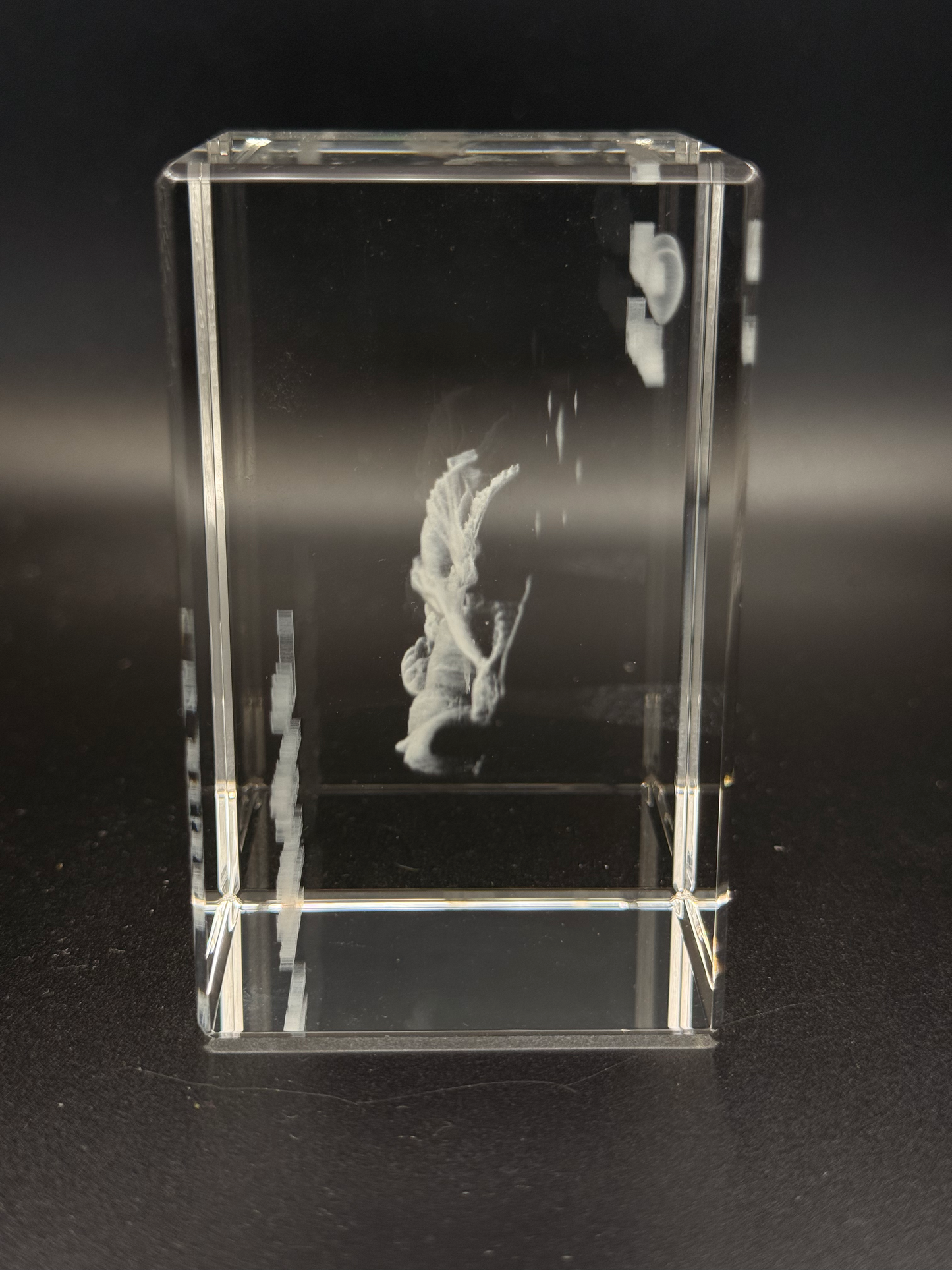 Kristall 3D Gravur Baby personalisiert mit Foto, Name und Geburtsdatum von rechts ohne Sockel